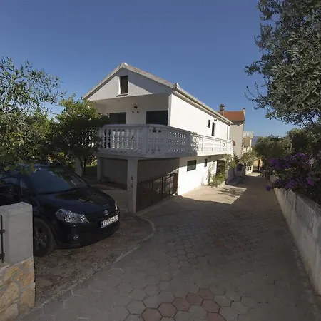Jure Apartment *